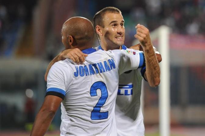 Jonathan e Palacio, protagonisti al Massimino: cross del brasiliano, tap in a porta vuota dell'argentino e Inter in vantaggio al 20'. I due - felici - si abbracciano. L'Inter passa al 20'. Poi sar tutta in discesa per i nerazzurri che trionferanno 3-0. Ap